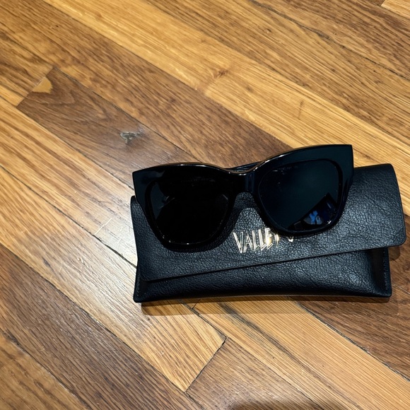 Coach Black Sunglasses - Picture 1 of 1